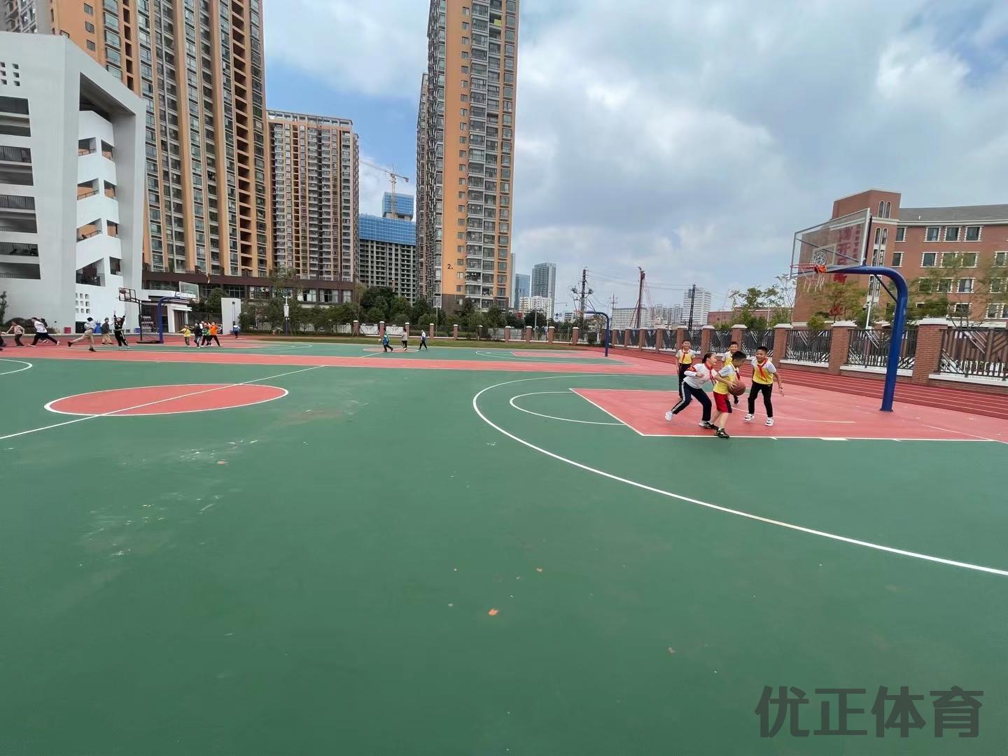 學(xué)校籃球場(chǎng)